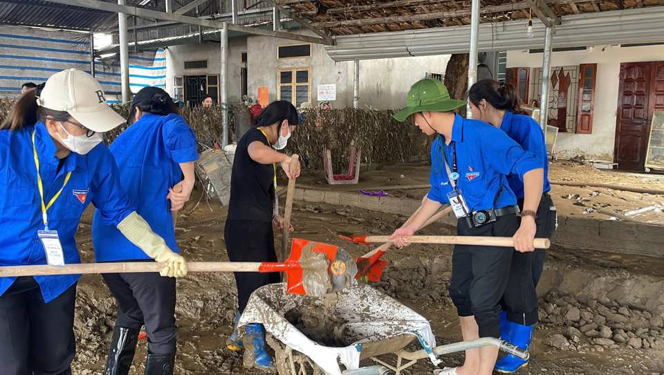 電気大学の学生が嵐や洪水の影響を克服するために参加