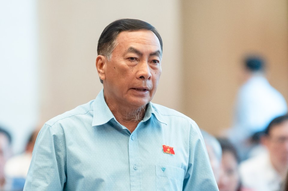 Đại biểu Quốc hội Phạm Văn H&ograve;a (đo&agrave;n tỉnh Đồng Th&aacute;p) n&ecirc;u &yacute; kiến
