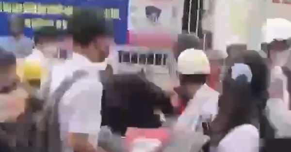 Clip de estudiantes peleando en la puerta de la escuela debido a un conflicto mientras juegan fútbol