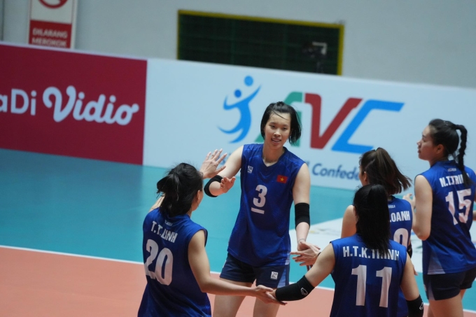 Việt Nam lần đầu vô địch AVC Challenge Cup sau khi đánh bại chủ nhà Indonesia 3-2 tối 25/6. Ảnh: AVC