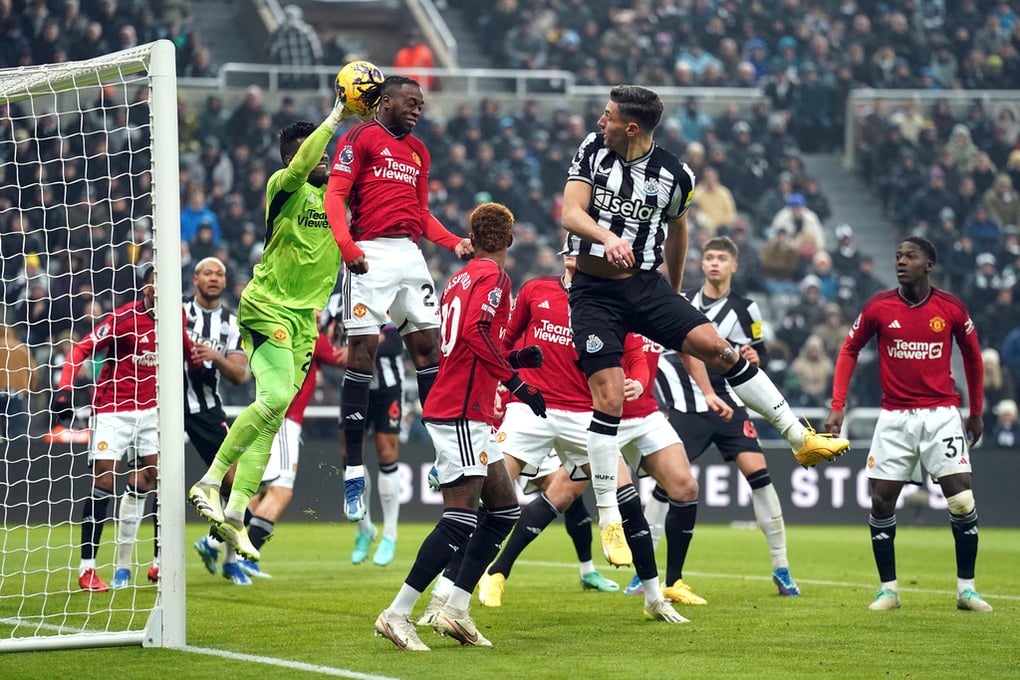 HLV Ten Hag cãi nhau với Martial trong ngày Man Utd thua Newcastle - 2