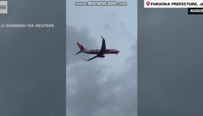 Video of plane wobbling while landing during super typhoon Shanshan in Japan