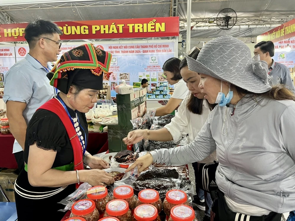 Le stand spécialisé de Mme Lo Thi Suong à Dien Bien au stade sportif de Phu Tho est assez fréquenté.