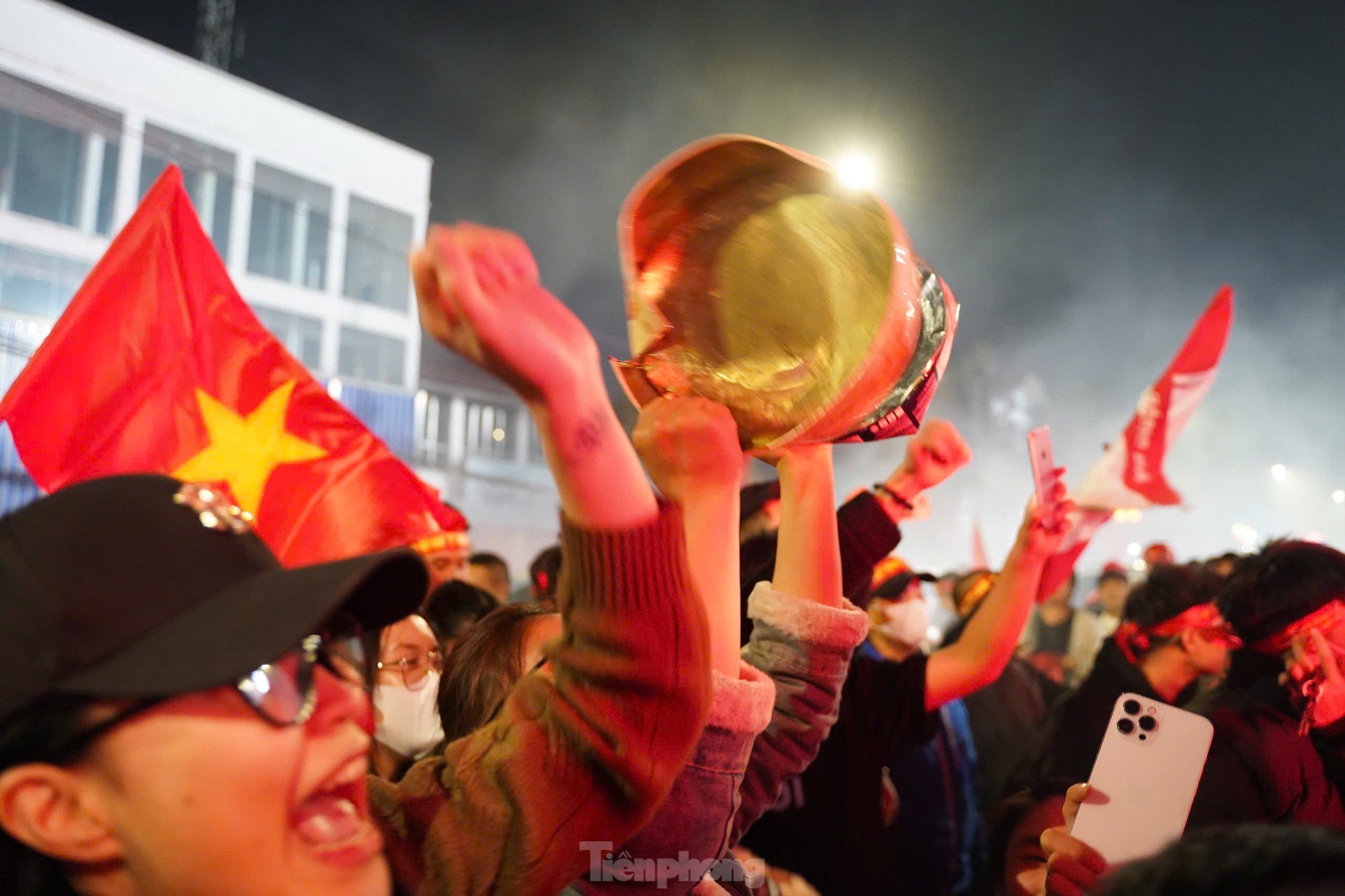 Viet Tri people stay up all night to celebrate Vietnam team entering the finals photo 11