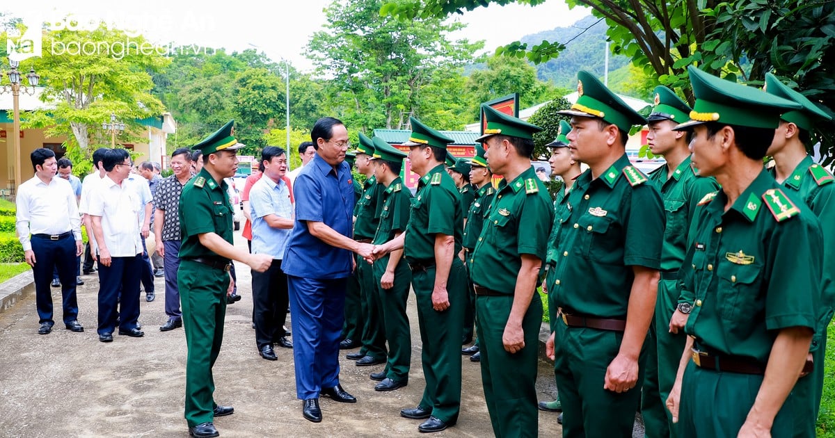 Le vice-président de l'Assemblée nationale, Tran Quang Phuong, rend visite aux officiers et aux soldats du poste frontière de Thong Thu et aux ménages pauvres de Que Phong | Journal électronique Nghe An