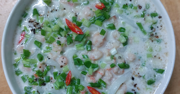 Soupe de nouilles de riz aux crevettes émincées