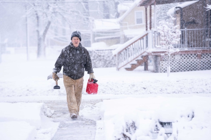 1月9日、米国アイオワ州で吹雪の後、人々が雪かきをしている。写真: コーディ・スキャンラン/ザ・レジスター/USAトゥデイ・ネットワーク