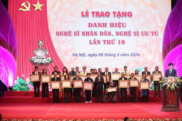 Chủ tịch nước Võ Văn Thưởng: Các nghệ sĩ nhân dân, nghệ sĩ ưu tú thực sự là "vốn quý của đất nước" - Ảnh 4.