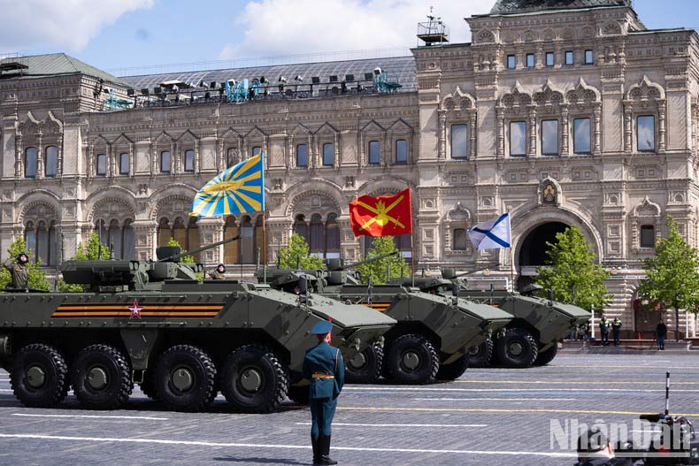 El material militar ruso pasa por el podio de la Plaza Roja.
