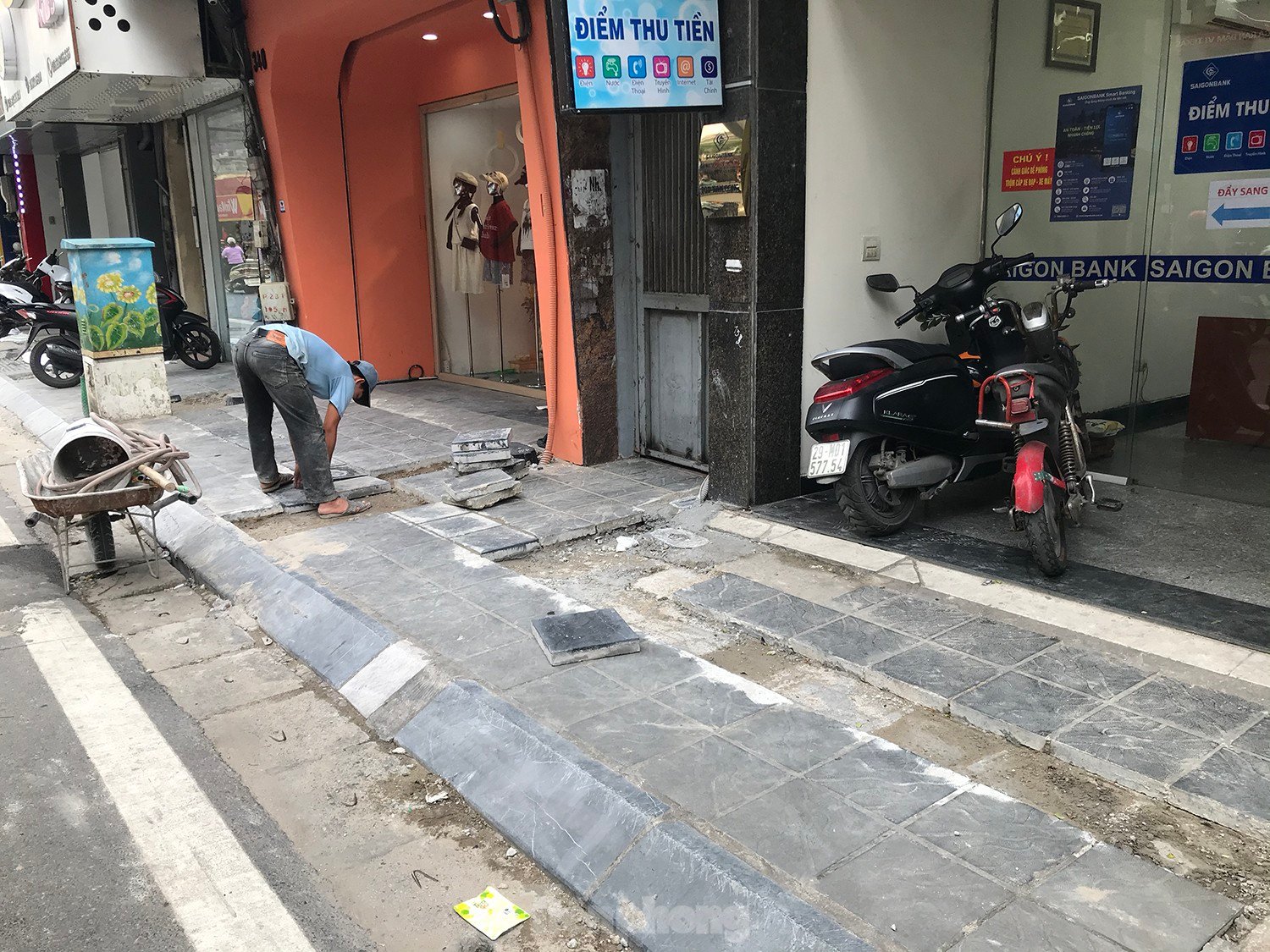 Hanoi: After paving the sidewalk, a chisel was used to dig it up to put the water pipes underground, photo 13