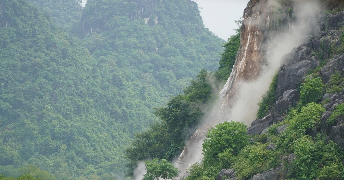 Evacuated 750 people, detonated a 300-ton boulder, cracked and waiting to fall in Phong Nha