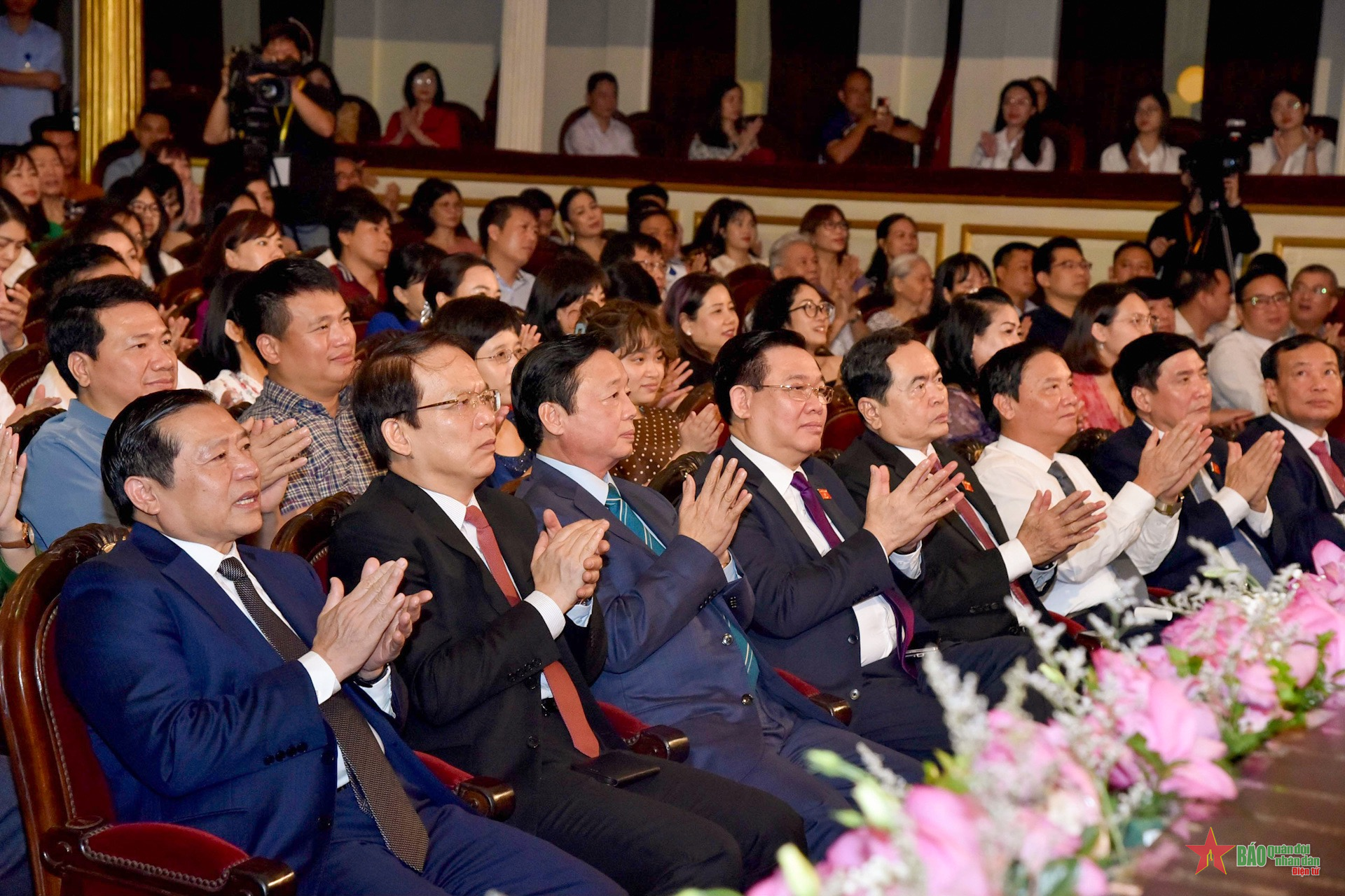 ประธานรัฐสภาเข้าร่วมโครงการศิลปะ “ความรุ่งโรจน์ของปิตุภูมิเวียดนาม”