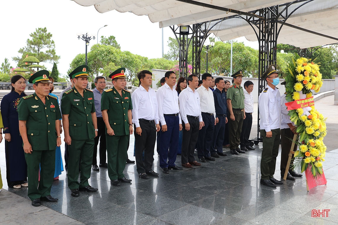 ผู้นำหมู่บ้านฮาติญจุดธูปเทียนที่สุสาน Truong Son และ Road 9