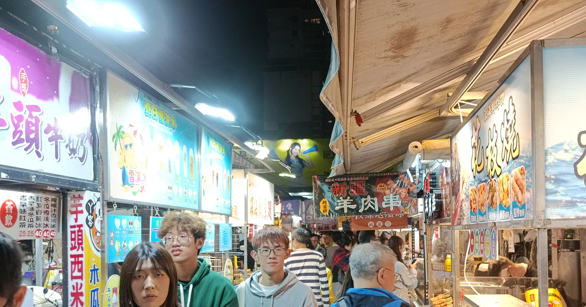 Miles de personas se agolpan para explorar el mercado nocturno de Liuhe, ciudad de Kaohsiung