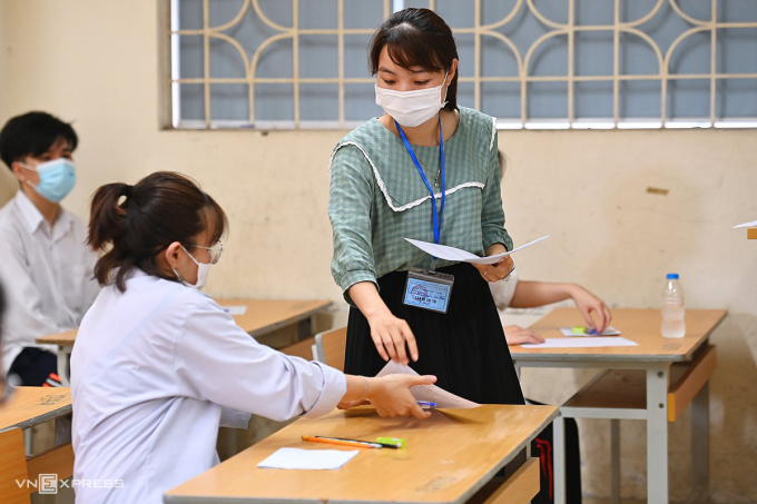 Giáo viên coi thi tốt nghiệp THPT năm 2022 tại Hà Nội. Ảnh: Giang Huy