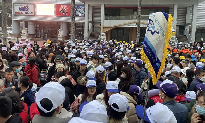 Los turistas esperan para ingresar al área de salida en la puerta fronteriza de Lao Cai a las 7 a. m. Foto: Grupo Yunnan