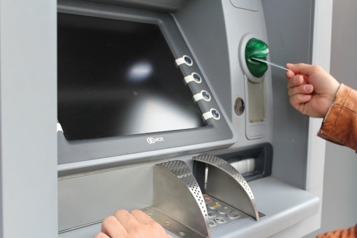 Bỏ tiền vào thẻ ATM có sinh lãi hay không là thắc mắc của rất nhiều người. (Ảnh minh họa)