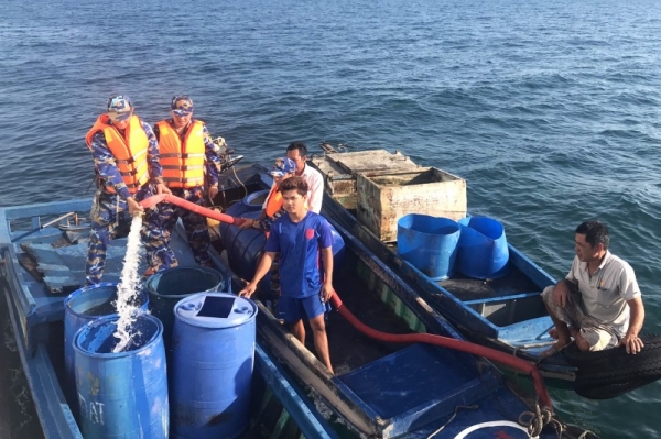 Región Naval 5: Una gota de amor “enfría los corazones” de personas en islas remotas