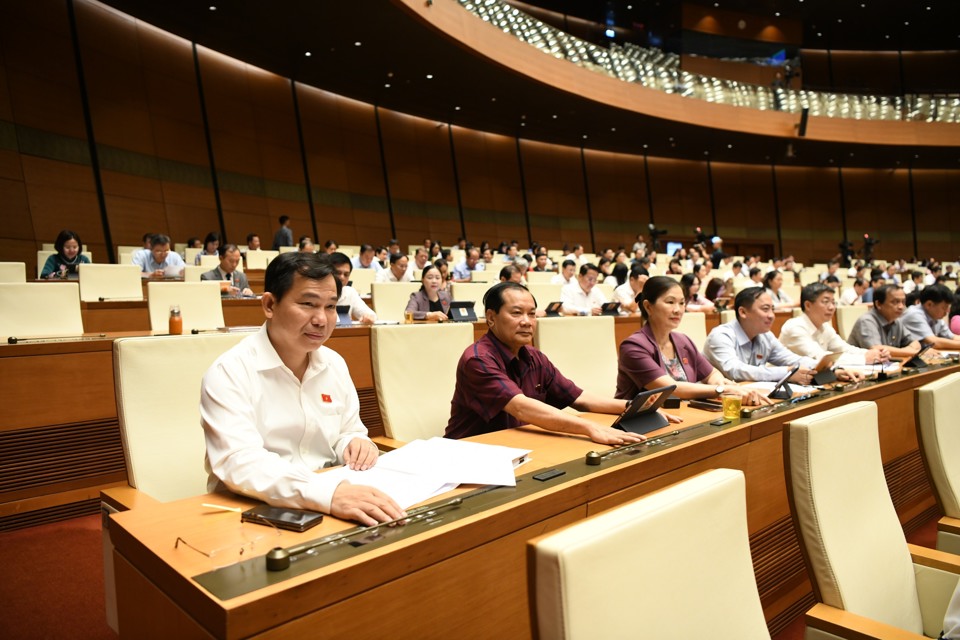 国会議員らが資本法（改正版）の可決ボタンを押す 