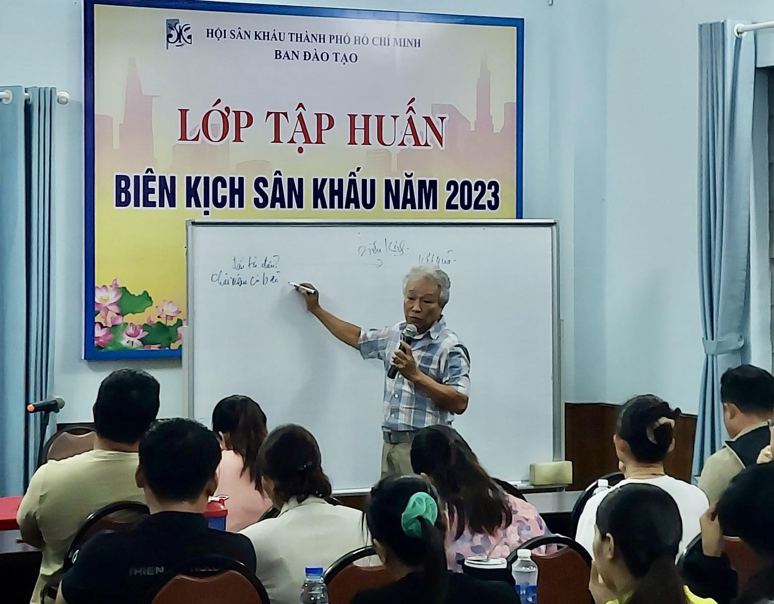 Đạo diễn Trần Ngọc Giàu, Trần Văn Hưng đau đáu với nghề biên kịch sân khấu - Ảnh 2.