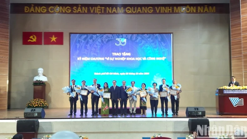 Universidad Nacional de la Ciudad de Ho Chi Minh: Innovando la gobernanza universitaria en una dirección moderna foto 2