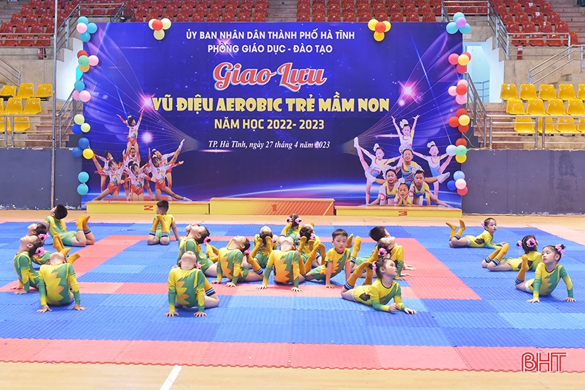 Ha Tinh preschool children are adorable in aerobic dance