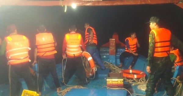 La estación de guardia fronteriza de Khanh Hoi rescató rápidamente a 15 pescadores cuyo barco se hundió.