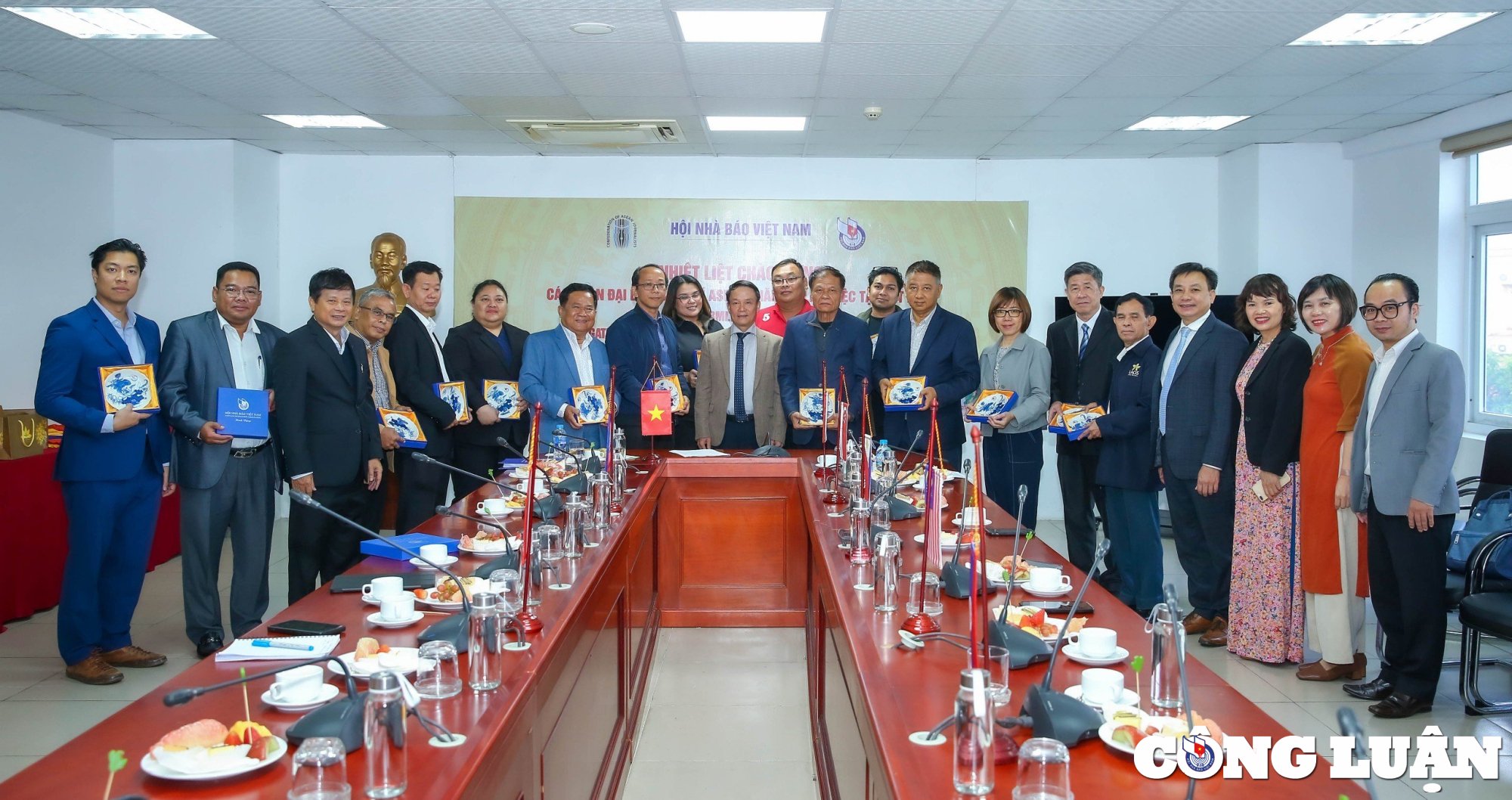 Conférence de presse au Vietnam avec l'ambassade et une délégation de journalistes de la Fédération de presse de l'ASEAN, photo 5