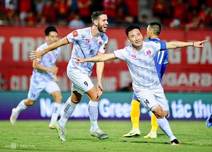 Carlos Fernandez(왼쪽)와 Hai Huy(오른쪽)는 V-리그 2023 9라운드에서 Hai Phong이 Khanh Hoa를 2-1로 이기는 데 도움을 주었습니다. 사진: Nghia Hung