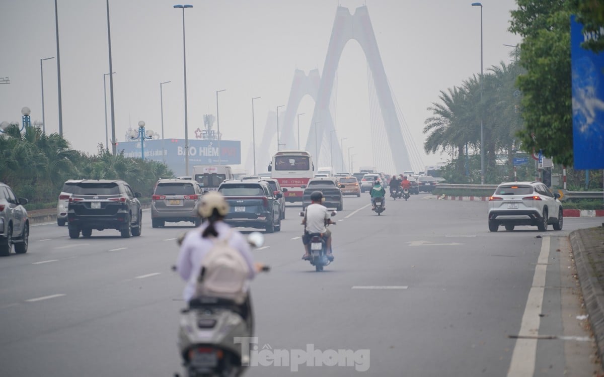 Der Himmel in Hanoi ist aufgrund der Umweltverschmutzung dunstig, an manchen Orten ist die Luft schlecht, Foto 10