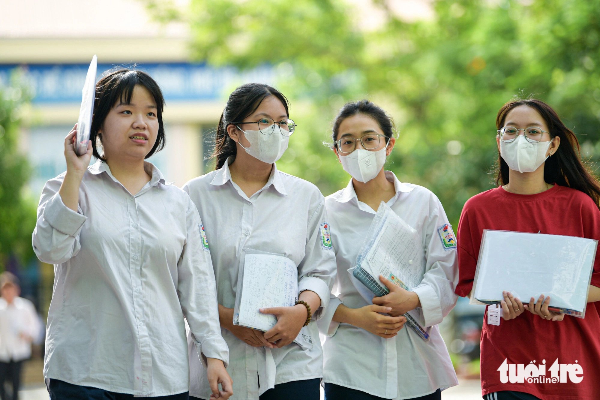 Thí sinh sau khi hoàn thành môn Toán tại điểm thi trường THPT Phan Huy Chú, Đống Đa, Hà Nội - Ảnh: NAM TRẦN