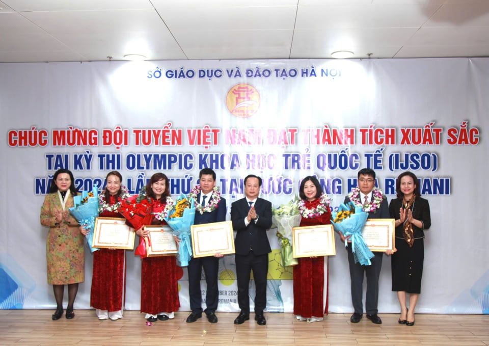 La Junta Directiva del Departamento de Educación y Formación de Hanoi felicita a los líderes del equipo.