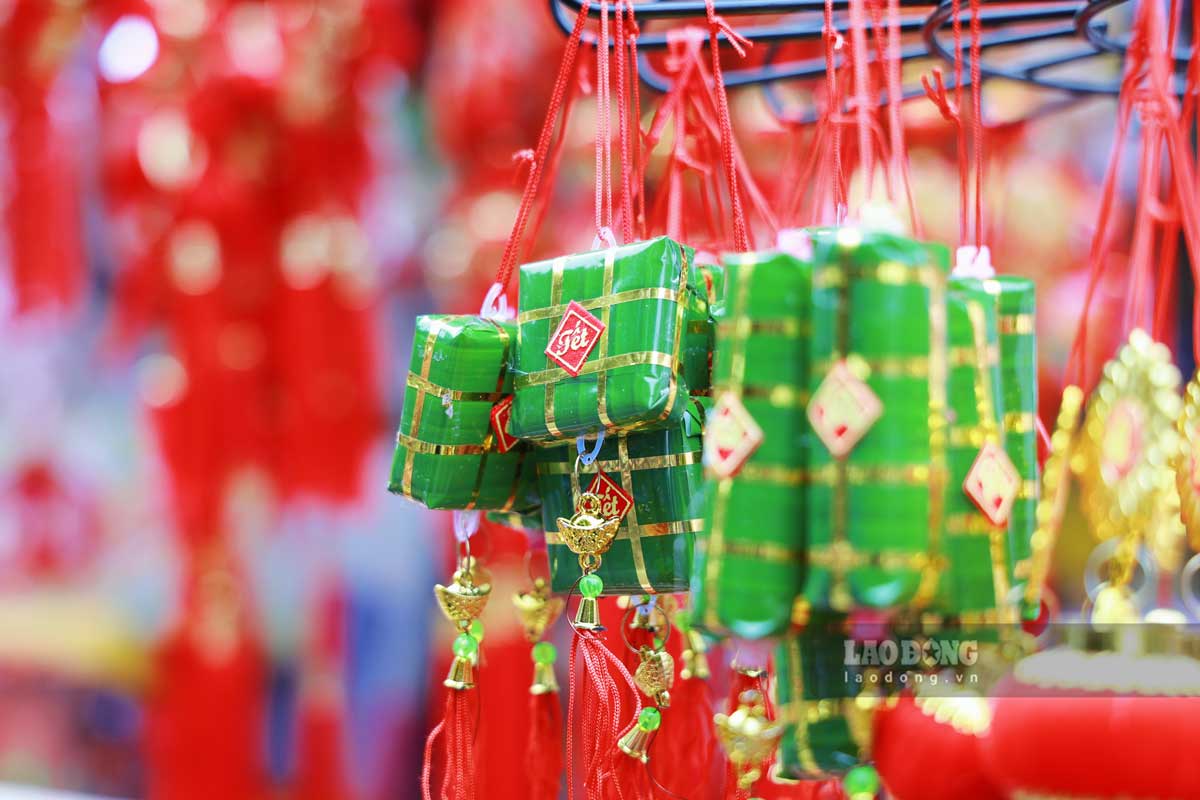 Wishes, riddles, decorative images of Chung cake, Tay cake... are also indispensable decorative items during Tet.