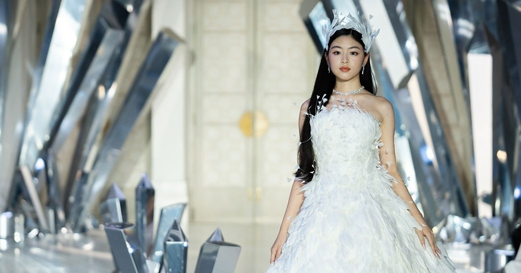 La fille de Quyen Linh, Cendrillon, est aussi belle qu'une princesse.