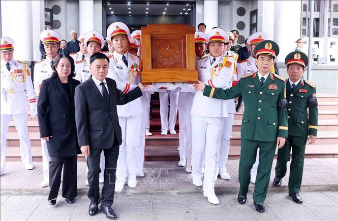 Die Zeremonie zur Überführung des Sarges von General Nguyen Quyet zu seiner letzten Ruhestätte. Foto: Pham Kien/VNA