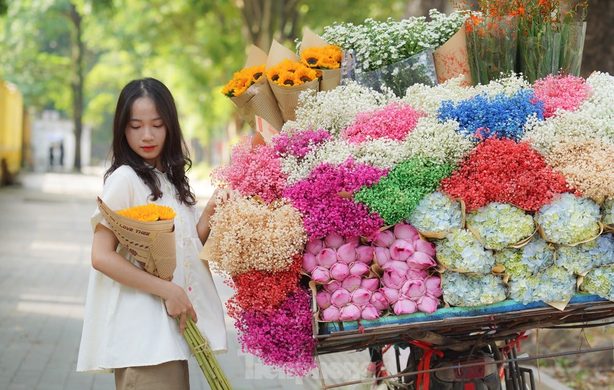 El otoño llama a la puerta, las musas se apresuran a registrarse en las calles de Hanoi foto 6