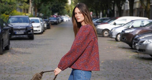 El par de jeans azules y una camisa de tweed siempre lucen elegantes cuando se usan juntos.