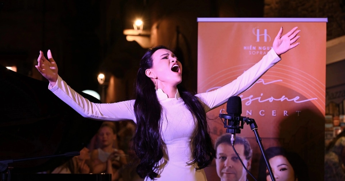 Hien Nguyen Soprano sings Quan Ho in chamber style in Italy