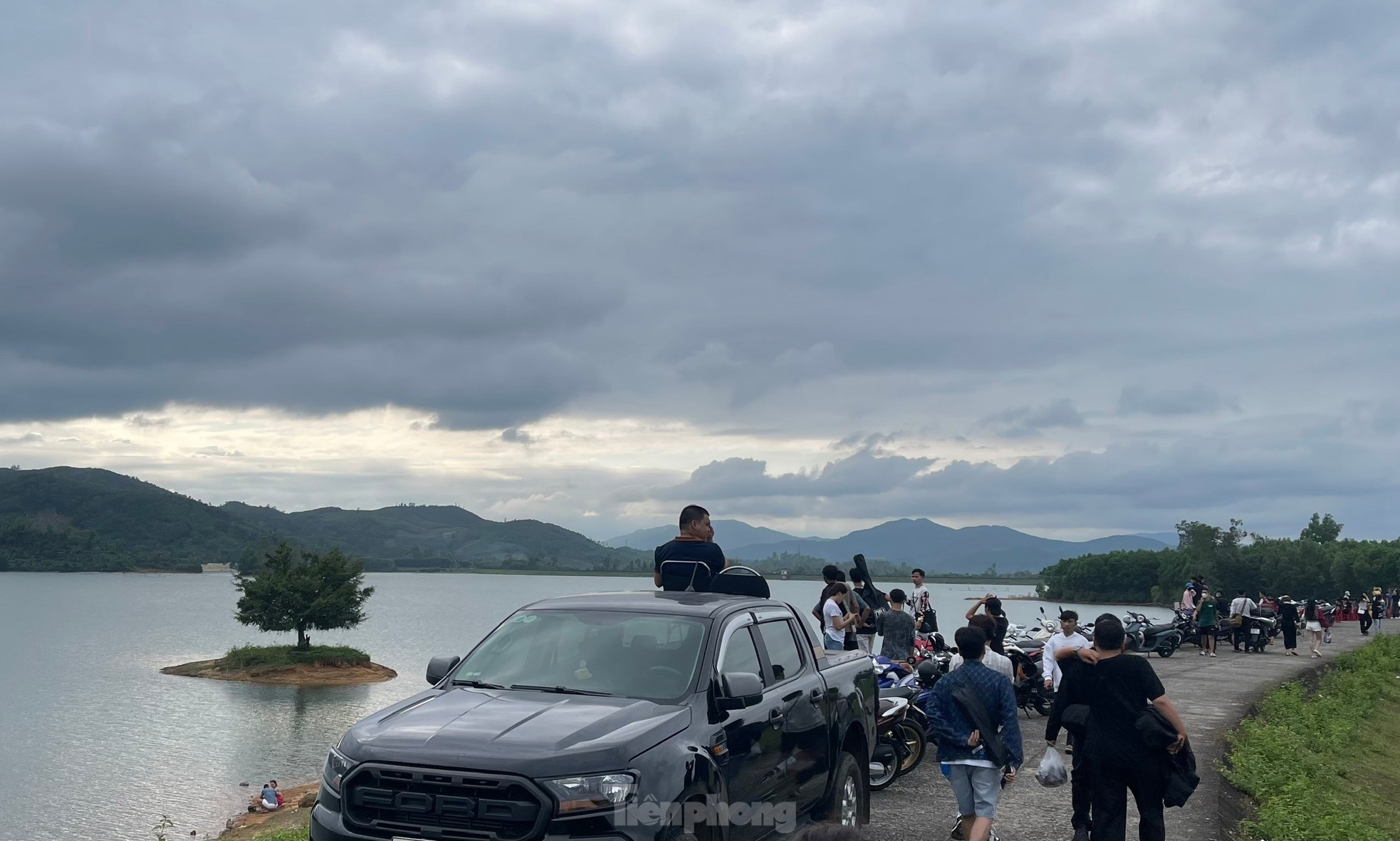 Les jeunes se rassemblent pour prendre des photos à côté de « l'arbre solitaire » à Quang Nam, photo 20