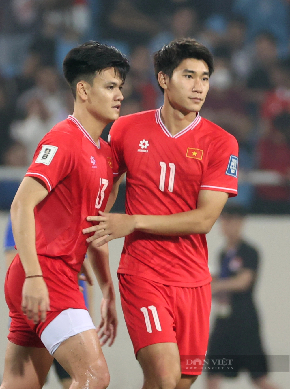 Thủ môn Nguyễn Filip và đồng đội gục xuống sân, ông Troussier trò chuyện vài phút với Hùng Dũng sau trận thua Indonesia- Ảnh 10.
