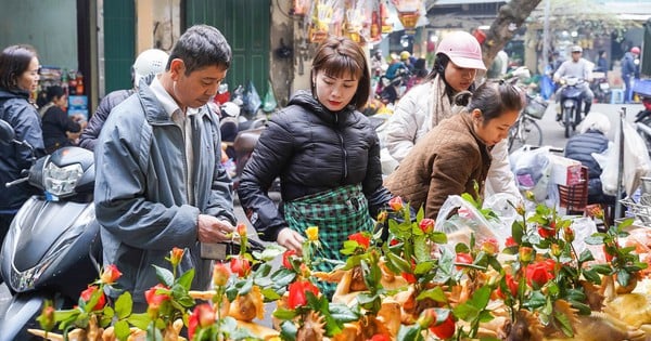 Les Hanoïens dépensent un demi-million de dongs pour acheter des poulets tenant des roses pour se recueillir le 15e jour du 12e mois lunaire au « marché des riches »