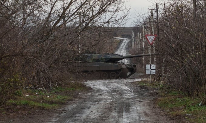 Российские танки в деревне недалеко от Авдеевки. Фото: WSJ