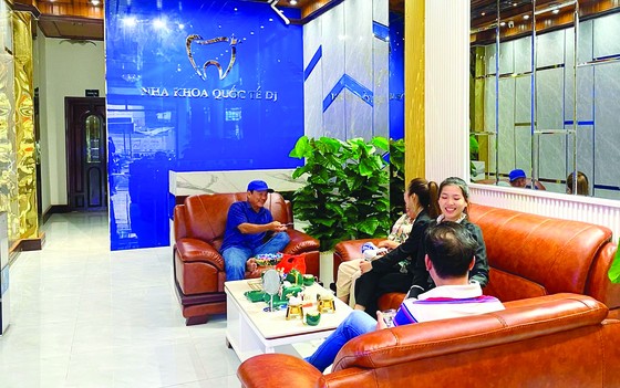 Nha khoa Quốc tế DJ bị xử phạt khi chưa có giấy phép, chứng chỉ hành nghề khám chữa bệnh ảnh 1
