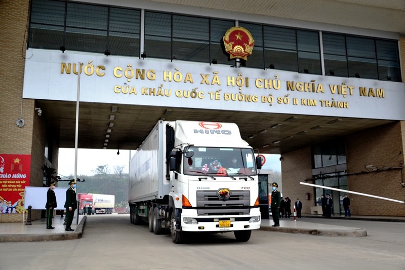 From November 1, two-way transportation of goods will be carried out on one customs vehicle at the Kim Thanh (Vietnam) - Bac Son (China) border gate pair. (Photo: QUOC HONG)