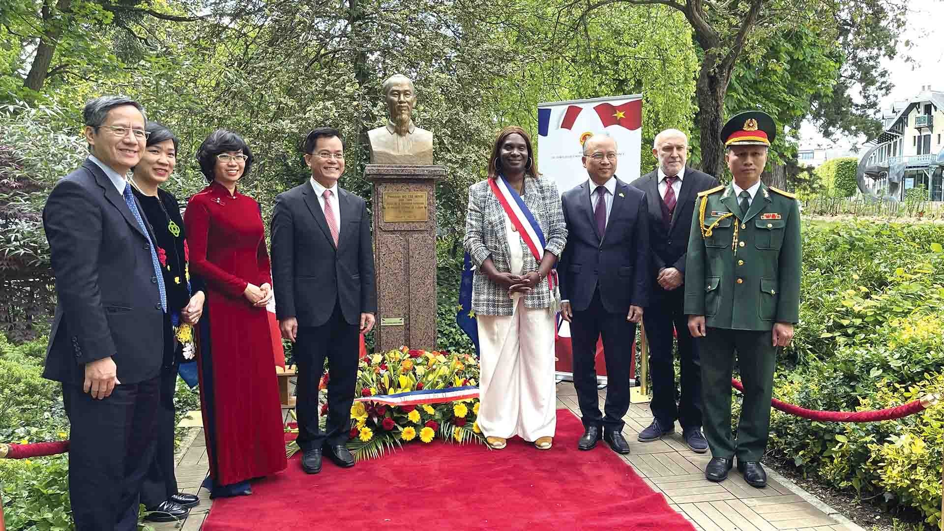 Thứ trưởng Bộ Ngoại giao Hà Kim Ngọc, Chủ tịch Ủy ban quốc gia UNESCO Việt Nam, Đại sứ Việt Nam tại Pháp Đinh Toàn Thắng, Đại sứ - Trưởng Phái đoàn thường trực Việt Nam bên cạnh UNESCO Lê Thị Hồng Vân, Vụ trưởng Vụ Ngoại giao văn hóa và UNESCO 