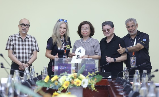 At the announcement ceremony, Ms. Ngo Thi Kim Yen, Vice Chairman of Da Nang City People's Committee, Head of the DIFF 2023 Jury, conducted the drawing of the shooting order for the 2 teams in the final night taking place on the evening of July 8.