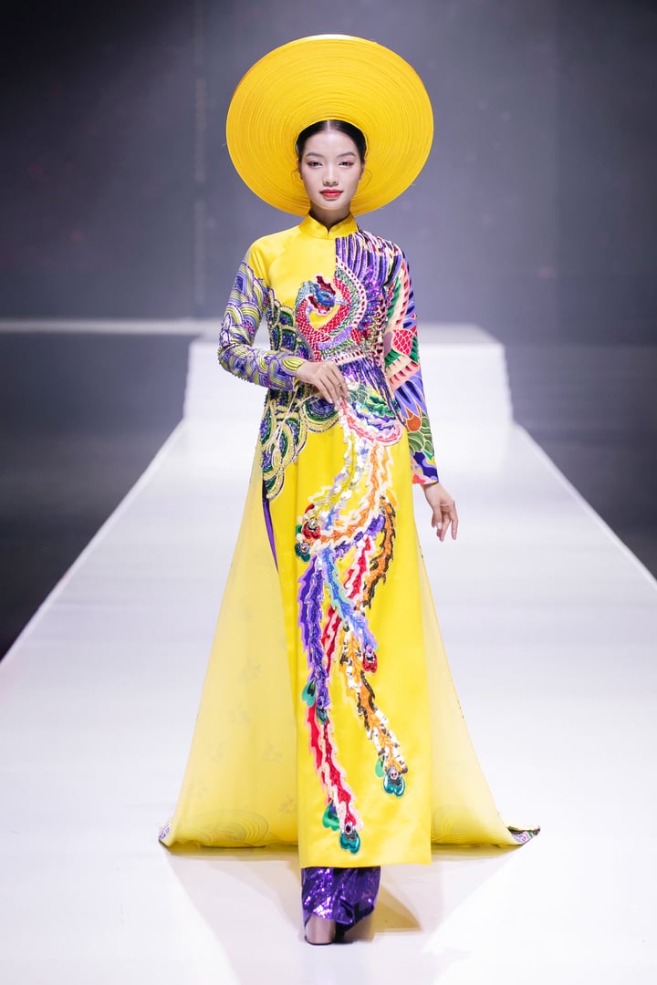 En ouverture de la troisième soirée de la Vietnam International Fashion Week Automne Hiver 2024, la créatrice Thuy Nguyen a conquis le public avec la collection « Hirondelles et Hirondelles » inspirée des deux lignes finales de « Da Co Hoai Lang ».