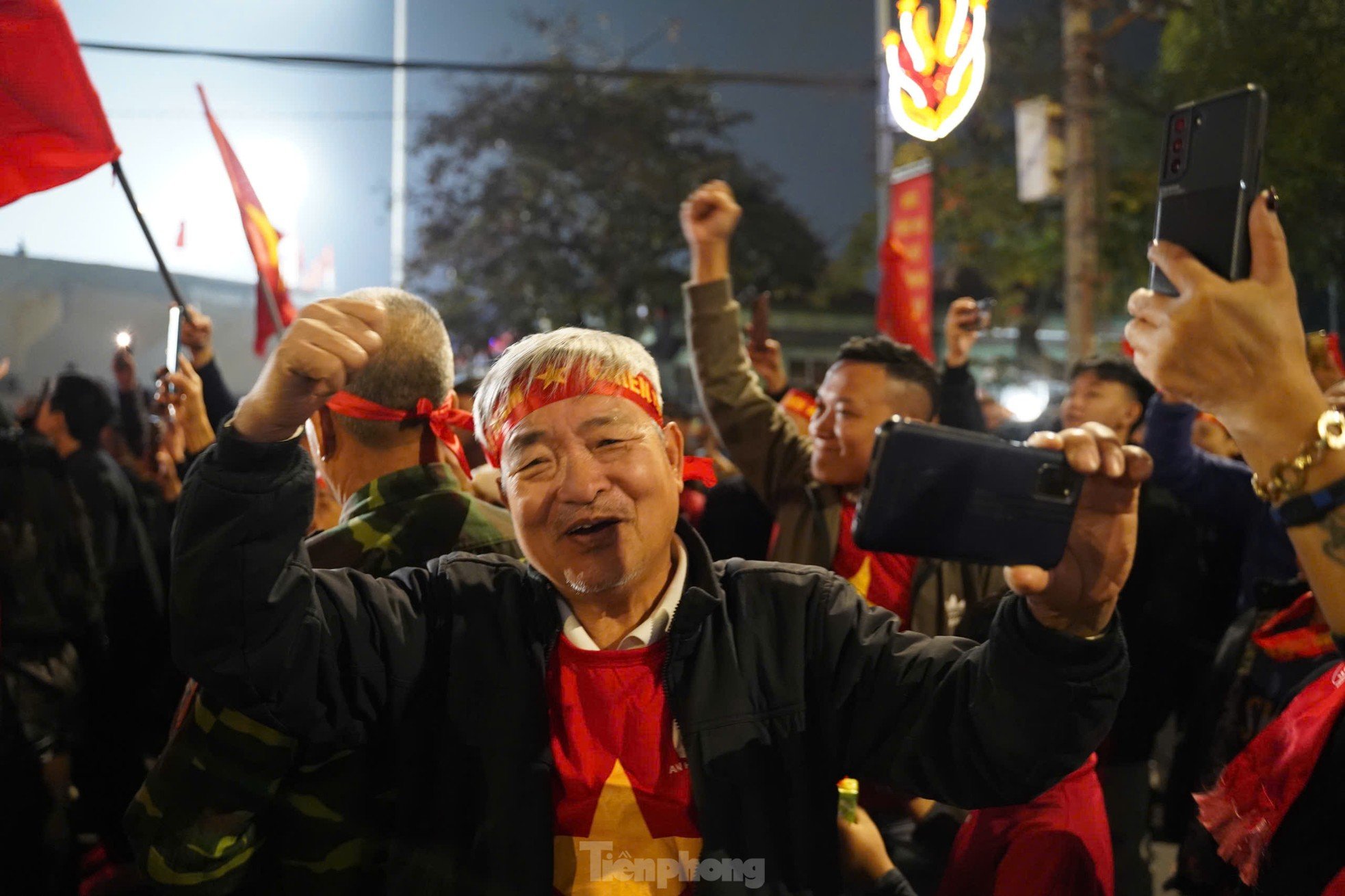 Viet Tri people stay up all night to celebrate Vietnam team entering the finals photo 3