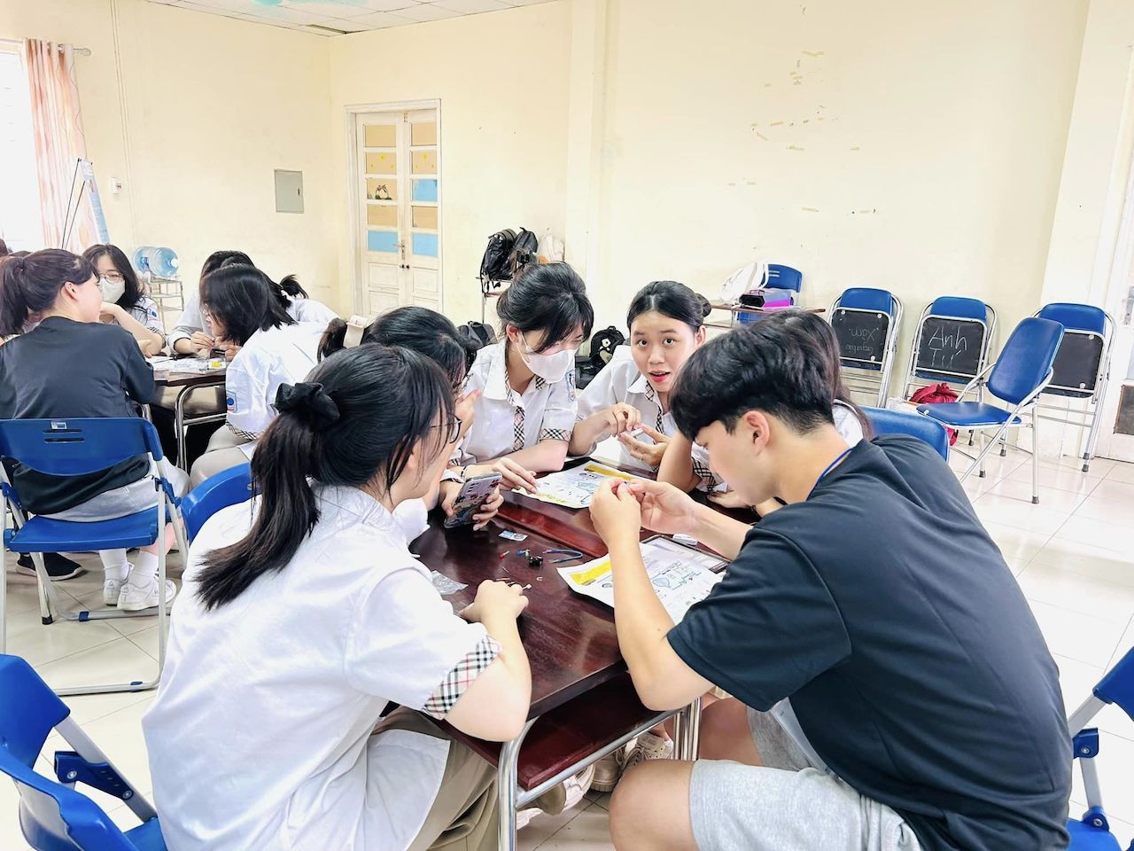 Hanoi interdit aux élèves d'utiliser leurs téléphones portables en classe