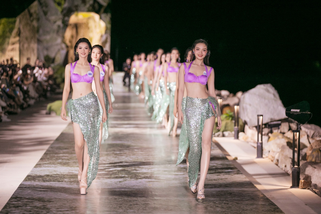 43 สาวงามสุดฮอต อวดบิกินี่สีม่วงบนชายหาด 2